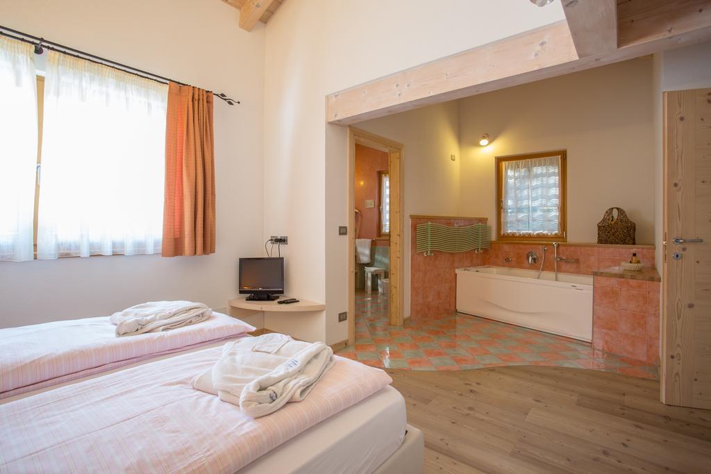 Castelir Suite Hotel Panchia Room photo